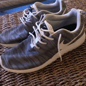 Nike silver roshes
